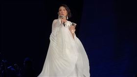 戴佩妮在成都演唱會上哽咽宣布取消廣州和北京場次。（圖／翻攝自劉尼尼微博）