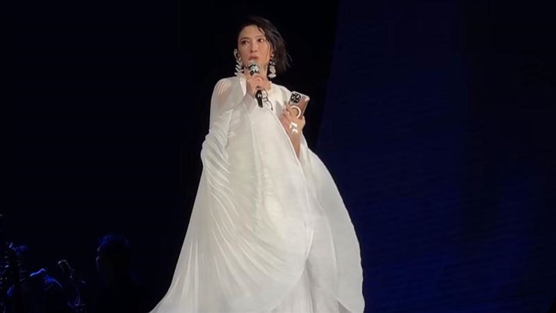 戴佩妮在成都演唱會上哽咽宣布取消廣州和北京場次。（圖／翻攝自劉尼尼微博）