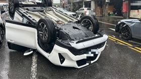 宜蘭,休旅車,翻覆,車禍,擦撞,自小客車,中山路二段。（圖／翻攝畫面）