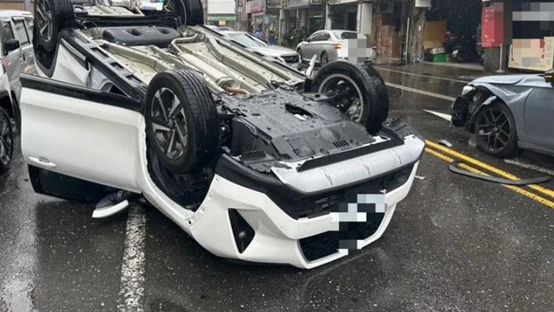 宜蘭市區擦撞車禍，白色休旅車翻覆「烏龜翻」四輪朝天。（圖／翻攝畫面）