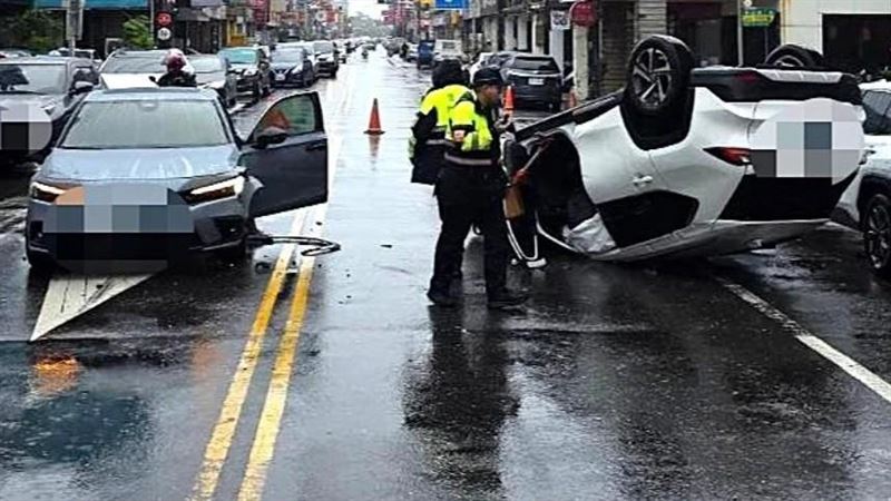 宜蘭市區擦撞車禍，白色休旅車翻覆四輪朝天。（圖／翻攝畫面）
