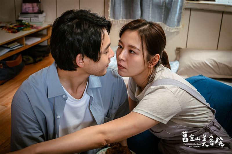 連晨翔(左)與劉品言從青梅竹馬升級成戀人關係。(圖/TVBS提供)