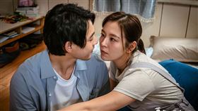 連晨翔（左）與劉品言從青梅竹馬升級成戀人關係。（圖／TVBS提供）