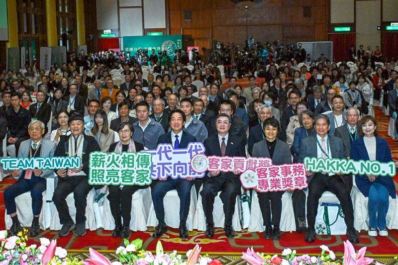 行政院長卓榮泰今（28）日陪同總統賴清德出席客家貢獻獎暨客家事務專業獎章表揚典禮。（圖／行政院提供）