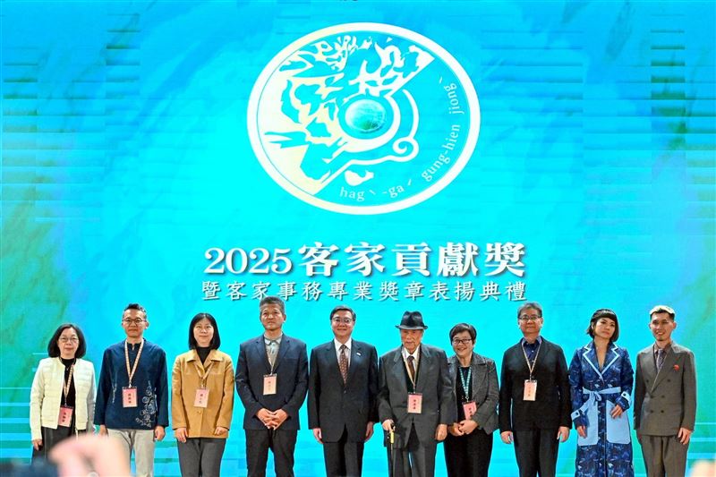 行政院長卓榮泰今（28）日出席客家貢獻獎暨客家事務專業獎章表揚典禮。（圖／行政院提供）