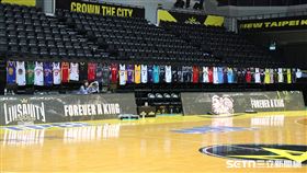 TPBL例行賽，新莊體育館兩側掛滿林書豪籃球生涯效力球隊球衣。（圖／記者劉彥池攝影）