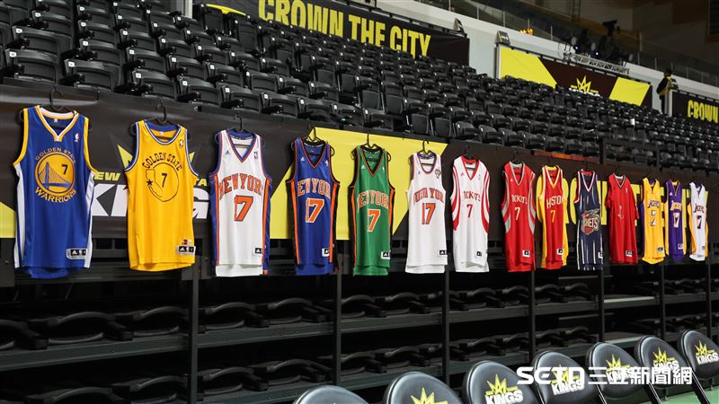 TPBL例行賽，新莊體育館場內兩側掛滿林書豪籃球生涯效力球隊球衣。（圖／記者劉彥池攝影）