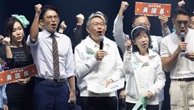 黃國昌新北應援活動 柯文哲、陳佩琪出席台灣民眾黨27日在新北市新莊宏匯廣場舉辦「為新北應援」大型活動，活動尾聲，民眾黨創黨主席柯文哲（中）與夫人陳佩琪（右2）、現任黨主席黃國昌（左2）一同在台上合唱。中央社記者趙世勳攝 114年12月27日