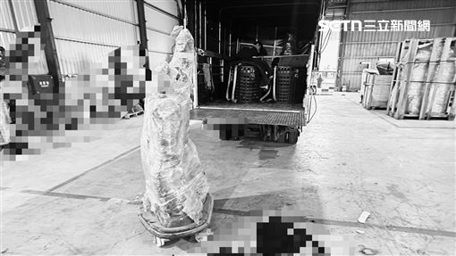 19歲工人遭水晶洞砸死！家屬抵殯儀館相驗