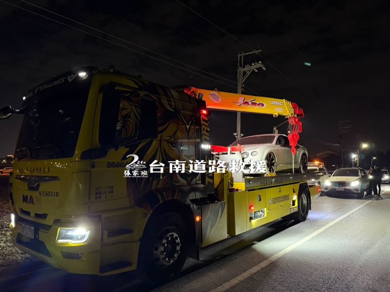 專業的拖吊業者來，也花費近7小時才將動彈不得的賓利救出。（圖／台南道路救援（張家班））提供