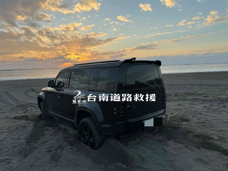 一起受困沙灘的救援車。（圖／台南道路救援（張家班）提供）