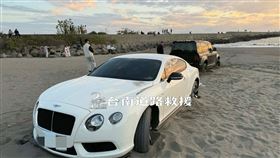 賓士,Defender,受困,觀夕平台,沙灘