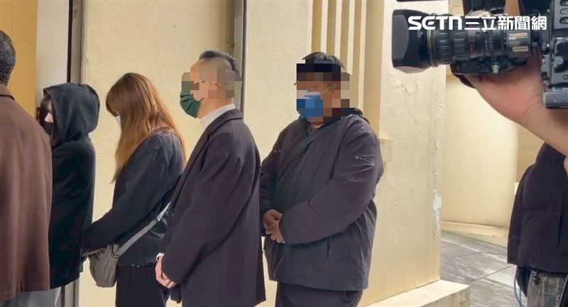 當時發現林姓工友的總務主任(右2)在相驗時也頻頻拭淚,感到不捨。(圖/翻攝畫面)