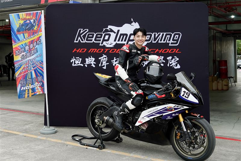 王君豪圓夢趁在台灣的時間參加「加州賽車學校」重機課程。（圖／王君豪提供）