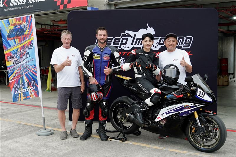 王君豪（右二）結業後與指導教練合影留下紀念。（圖／王君豪提供）