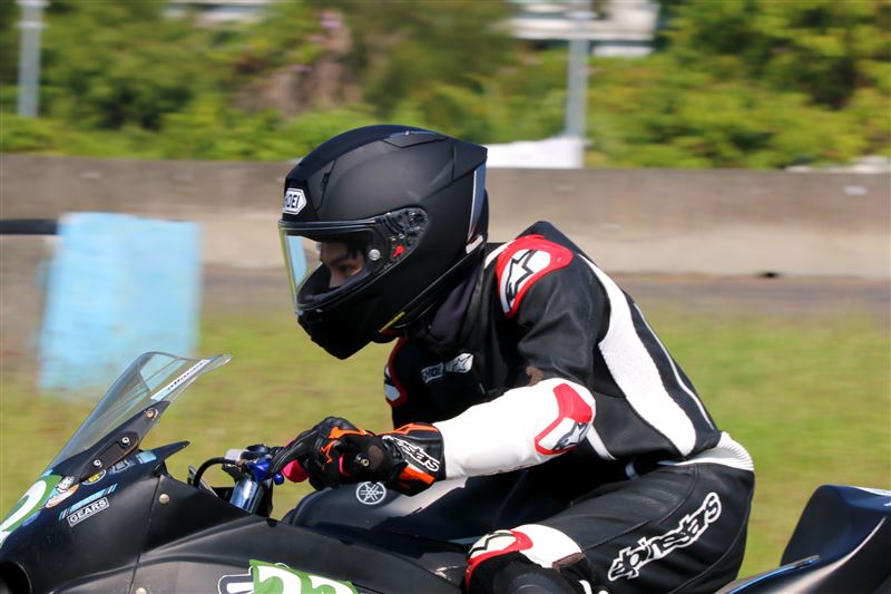 王君豪愛上重機後透過賽車課程感受到飆速的樂趣，也從中不斷進步。（圖／王君豪提供）