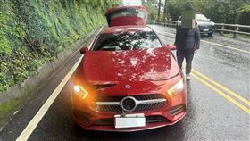 宜蘭,地震,強震,蘇花公路,賓士車,落石。（圖／翻攝畫面）