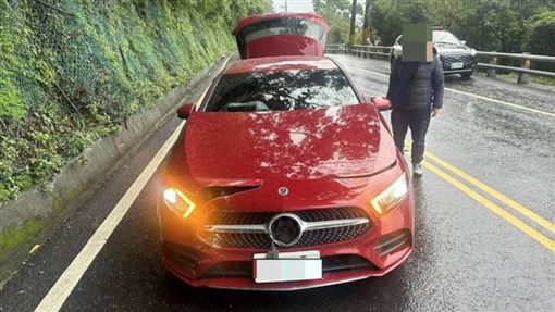 7.0強震過後！蘇花公路大石塊砸中賓士車