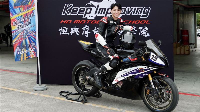 BL男神騎重機慘摔冒黑煙　驚悚過程曝光