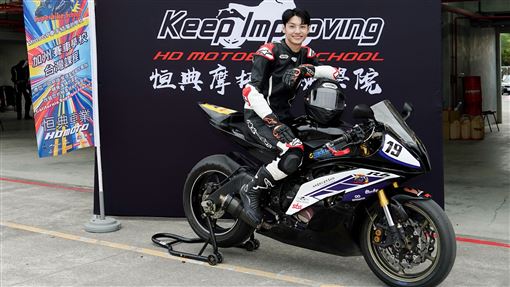 BL男神騎重機慘摔冒黑煙　驚悚過程曝光