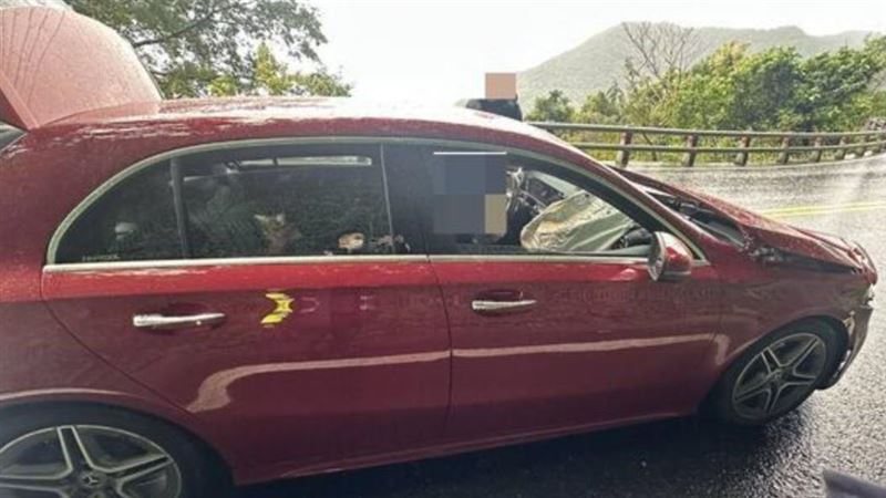 27日深夜宜蘭外海發生7.0強震，今（28日）蘇公路發生落石砸中賓士車。（圖／翻攝畫面）