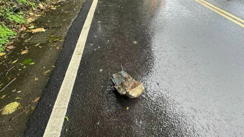 27日深夜宜蘭外海發生7.0強震，今（28日）蘇公路發生落石砸中賓士車。（圖／翻攝畫面）