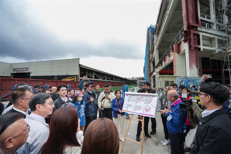 行政院長卓榮泰今（28）日赴台北第一果菜批發市場了解改建及設備更新進度。（圖／行政院提供）