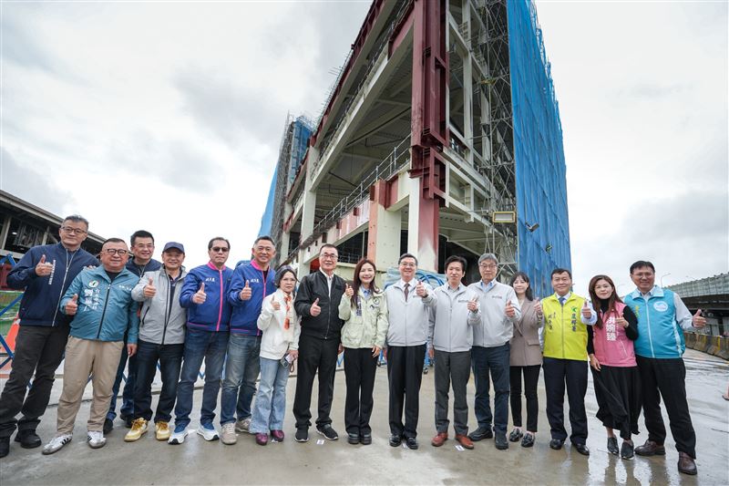 行政院長卓榮泰今（28）日赴台北第一果菜批發市場了解改建及設備更新進度。（圖／行政院提供）