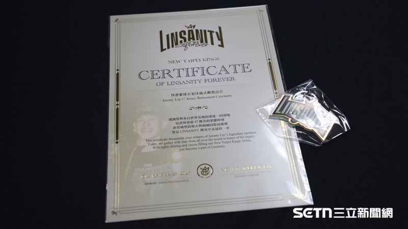 TPBL例行賽，購買新北國王12月套票球迷可以獲得林書豪球衣退休儀式觀賽證書。（圖／記者劉彥池攝影）