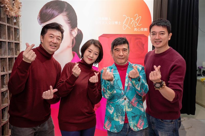吳皓昇（左一）、文汶（左二）與葉佳修（右二）、田家達（右一）同框合照，為歲末公益注入滿滿正能量。（圖／民視提供）