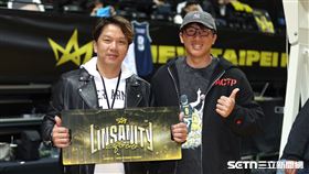 TPBL例行賽，前中信兄弟球星周思齊、樂天桃猿球員成晉現身觀賞林書豪球衣退休儀式。（圖／記者劉彥池攝影）