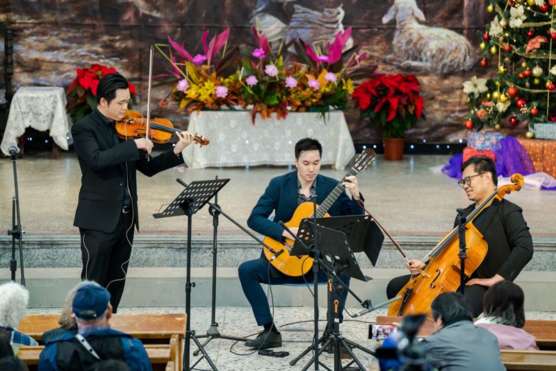 小提琴家林士凱、吉他演奏家孫家偉、大提琴家陳世霖得知送暖行動，毫不遲疑加入行列。（圖／翻攝自麥當勞季報）