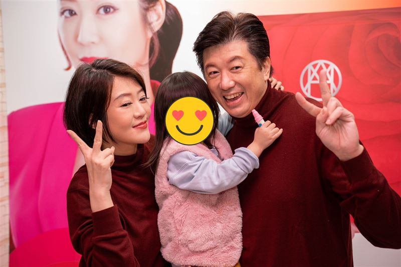 文汶（左）跟吳皓昇（右）開心女兒模模（中）一起參與做公益。（圖／民視提供）