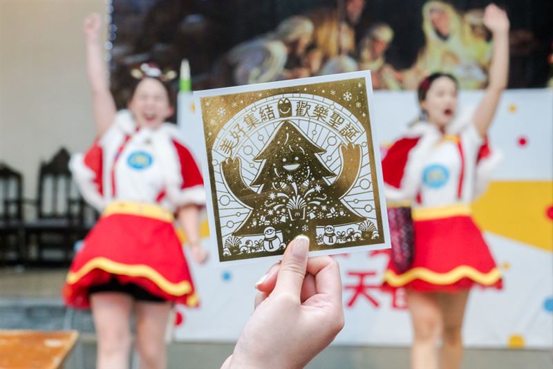 麥當勞攜手剪紙藝術家楊士毅，將耶誕祝福化為一張張細膩溫暖的賀卡。（圖／翻攝自麥當勞季報）