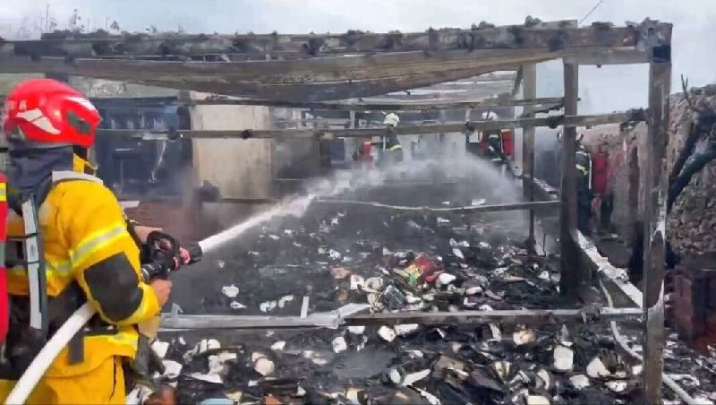 澎湖菓葉村一處鐵皮屋28日疑似製作燒餅油酥時，油鍋不慎起火，在風勢助長下，濃煙直衝天際，澎湖消防局灌救獲控制，起火原因調查釐清中