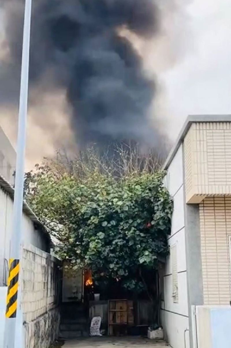 澎湖菓葉村一處鐵皮屋，28日疑似製作燒餅油酥時，油鍋不慎起火，澎湖消防局灌救獲得控制，火場約400平方公尺，張姓屋主輕微燒燙傷，起火原因調查釐清中