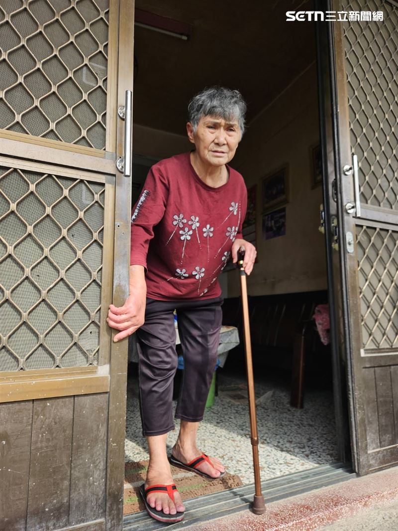 雲林84歲阿嬤昨晚強震也不敢離家半步，因為家中有一名跌倒後健康急轉直下、長期臥床的兒子得照顧。（圖／雲林家扶中心提供）