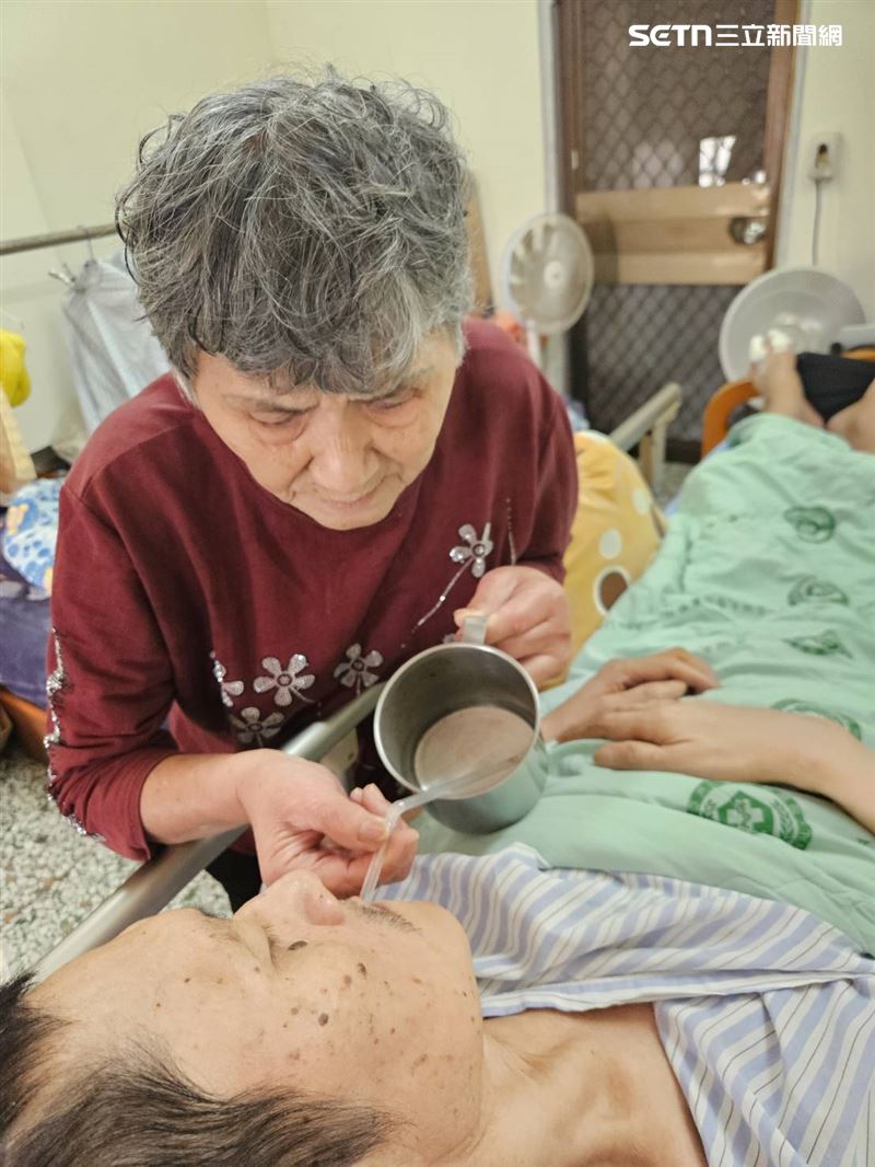 兒子原本已有髖關節退化及風濕、糖尿病等慢性病困擾，112年底在浴室不慎跌倒後，傷口感染引發蜂窩性組織炎住院治療，健康狀況自此急遽惡化。（圖／雲林家扶中心提供）