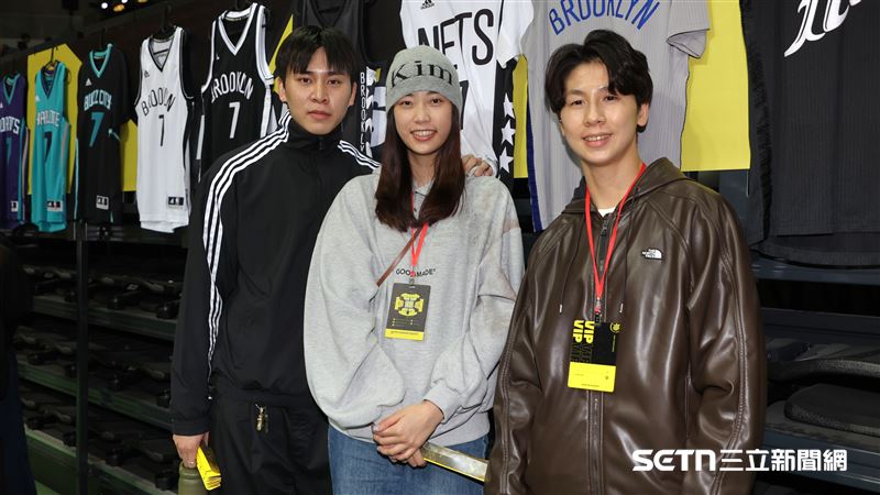 TPBL例行賽，羽球選手邱相榤、跆拳道選手羅嘉翎和拳擊女將林郁婷現身觀賞林書豪球衣退休儀式。（圖／記者劉彥池攝影）