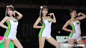 TPBL例行賽，Formosa Sexy成員冞冞（中）和三上悠亞共舞。（圖／記者劉彥池攝影）
