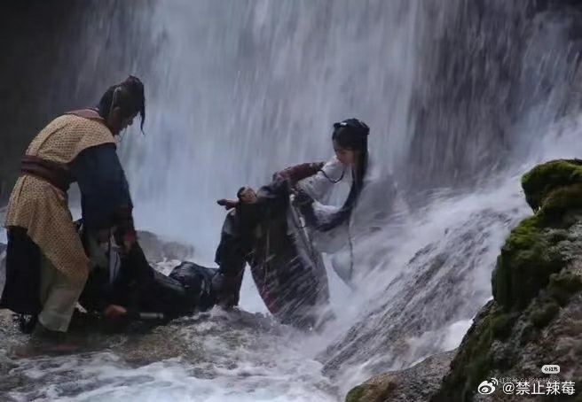 有網友翻出舊畫面指出，當時其實是副導演比黃曉明先下水救劉亦菲。（圖／翻攝自微博）