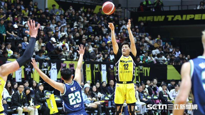 TPBL例行賽，新北國王後衛林彥廷三分線外出手。（圖／記者劉彥池攝影）