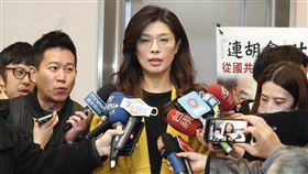 日媒指中共介選　鄭麗文受訪回應日媒報導指解放軍與北京沃民高新科技合作，疑似欲透過建立輿情分析系統，干擾2018年的高雄市長選舉。國民黨主席鄭麗文（前中）28日受訪時表示，一個來路不明的錄音，無法求證、沒有任何證據，就可以如此大張旗鼓的帶風向、進行認知作戰，這背後用心非常歹毒，作法非常粗暴。中央社記者謝佳璋攝　114年12月28日