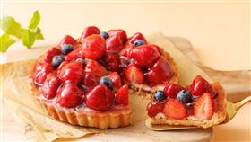 貓茶町「繽紛草莓塔」7吋香草原味，售價950元，優惠價820元。5吋包種茶口味，售價750元，優惠價650元。凡於板橋店購買或預購2個7吋「草莓塔系列」商品，再贈1個5吋草莓塔。(圖／貓茶町提供)