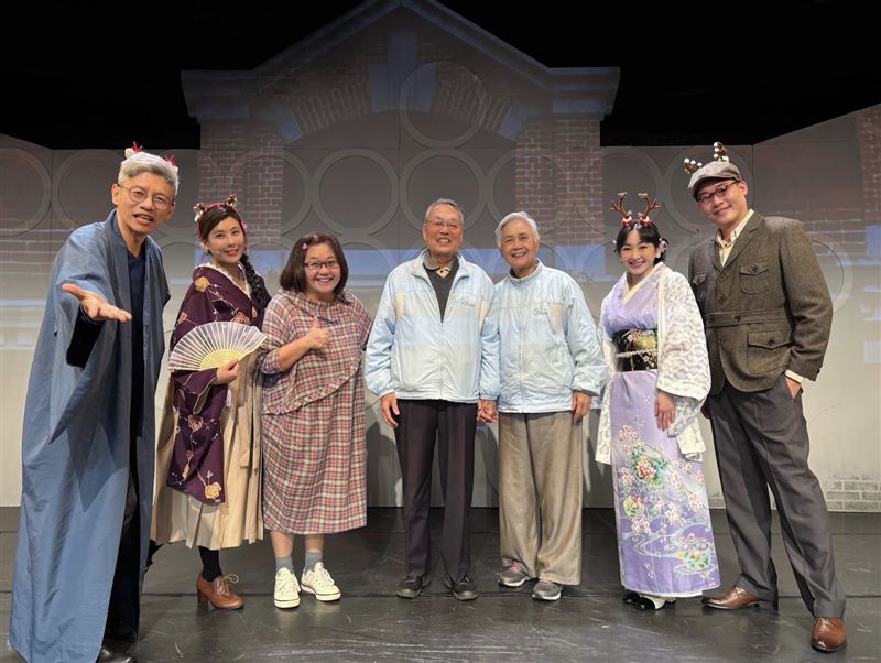 （左起）謝念祖、木星、鍾欣凌、施振榮、蔡燦得、林斌前來觀賞《西門町一番地》。（圖／全民大劇團提供）