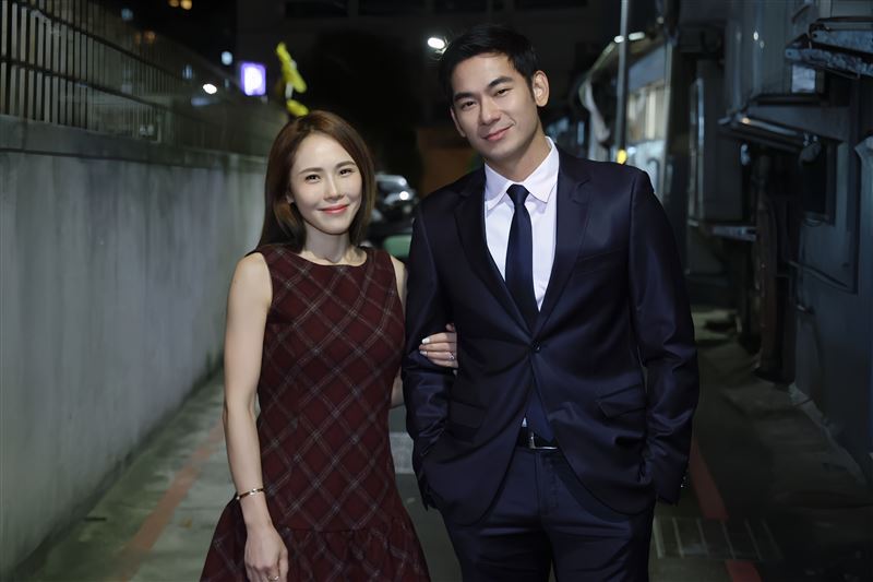 吳申梅感謝亮哲參與〈外家〉MV演出。（圖／喜上梅梢娛樂提供）