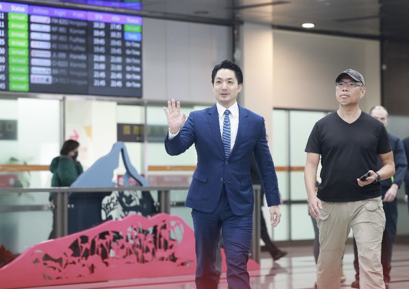 2025雙城論壇28日在中國上海舉行，台北市長蔣萬安（左）晚間結束出訪，返抵台北松山機場。（圖／中央社）