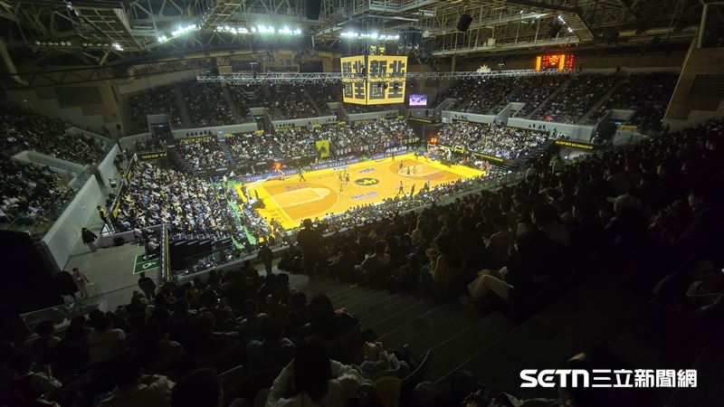 TPBL例行賽,林書豪球衣引退儀式,新莊體育館滿場。(圖/記者劉彥池攝影)