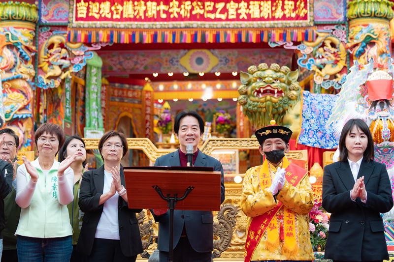 賴清德總統今（28）日前往「溪湖永安宮」及「溪湖福安宮」參香祈福。（圖／總統府提供）