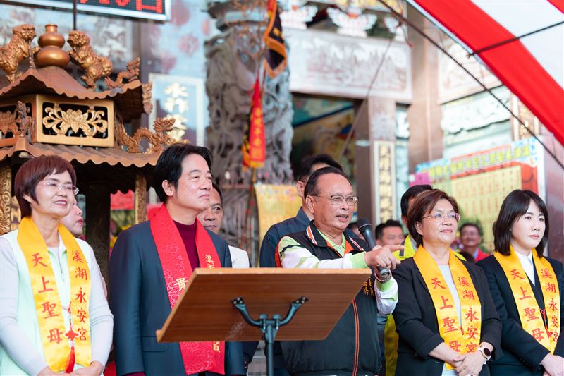 賴清德總統今（28）日前往「溪湖永安宮」及「溪湖福安宮」參香祈福。（圖／總統府提供）